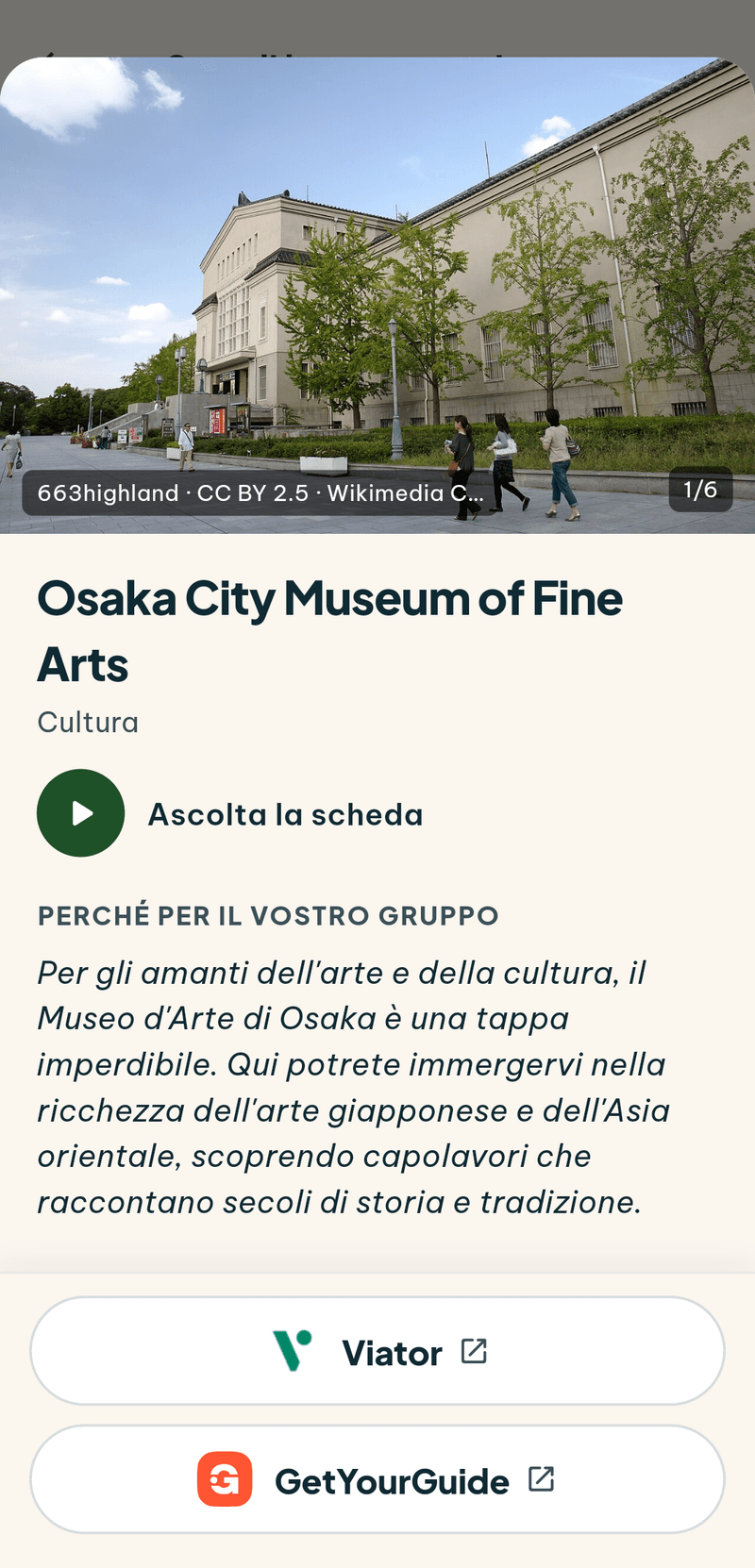 La scheda del museo d’arte di Osaka: la fotografia con il credito Wikimedia, il pulsante «Ascolta la scheda», il testo che spiega perché andarci e i pulsanti per prenotare su Viator e GetYourGuide.